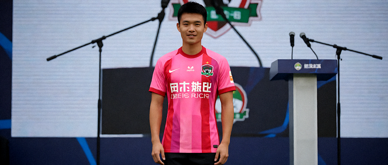 足球俱乐部新援发布会球员身穿新球衣亮相介绍