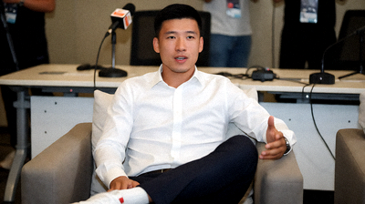 足球明星球员接受赛后专访的媒体采访现场图片