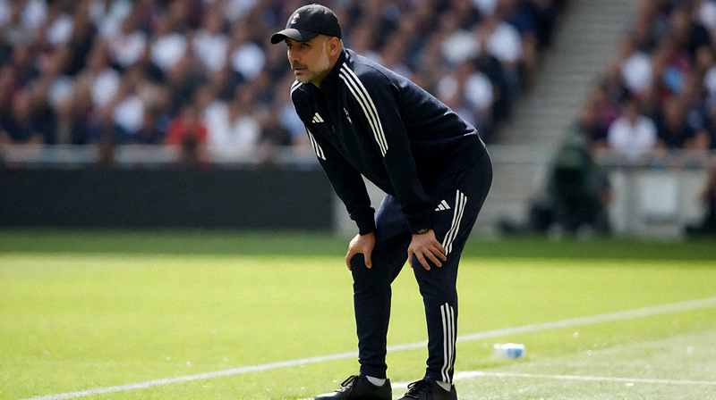瓜迪奥拉在场边指挥比赛,神情专注地观察场上局势并做出战术调整